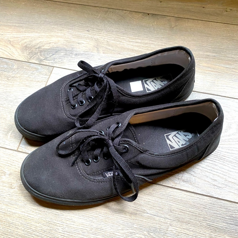Mens black low top lace up Vans size 10